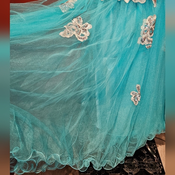 Floor-length beaded gown - Picture 6 of 16